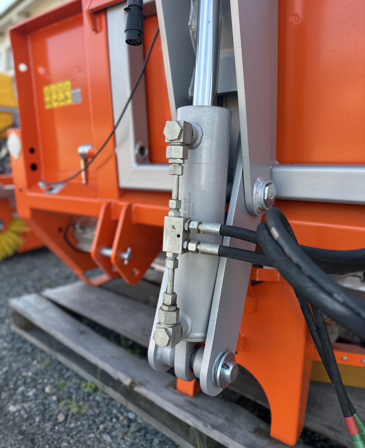Kontrola hydraulického válce a připojovacích bodů před zimní sezónou