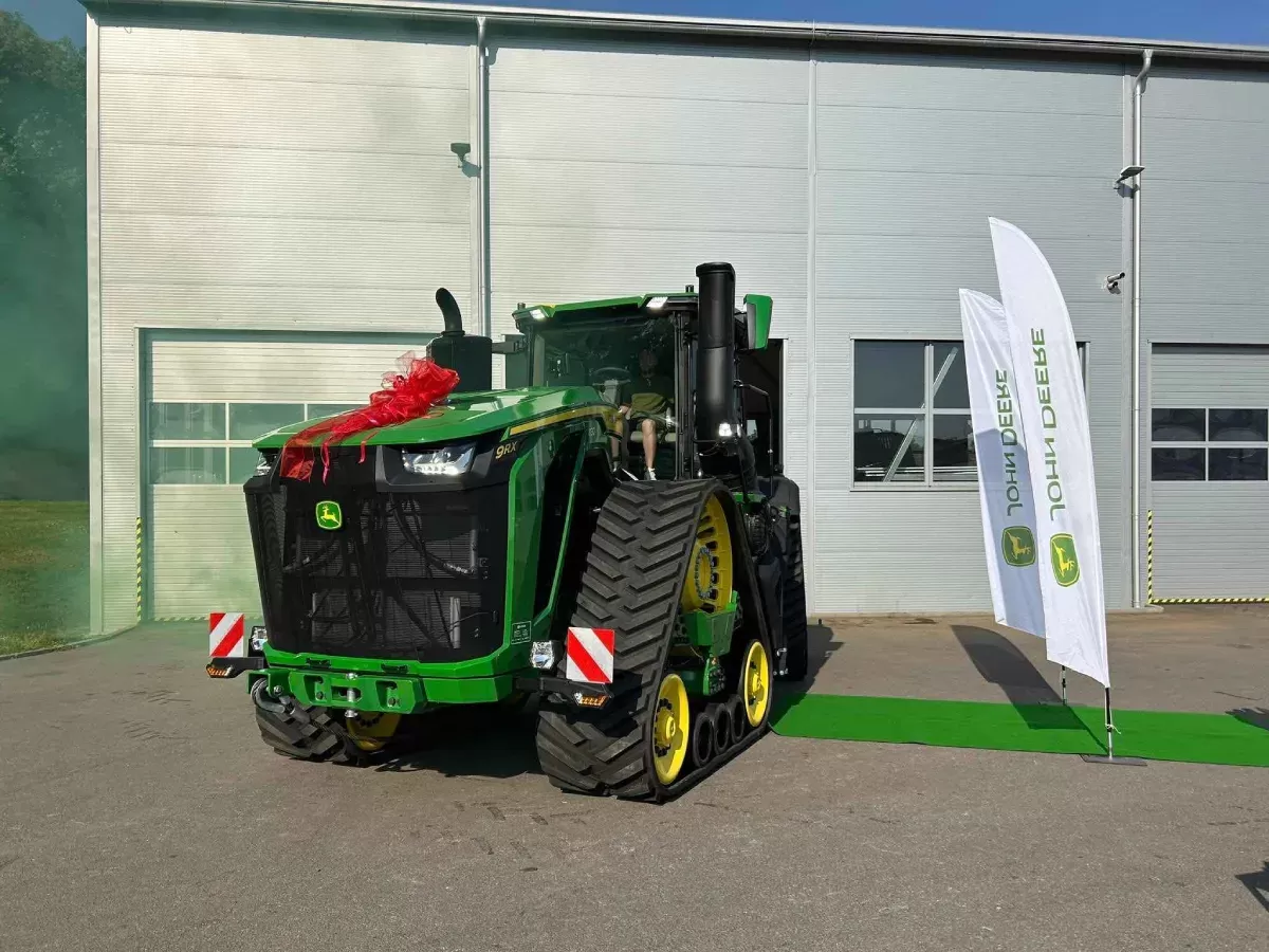       
          Předání nového traktoru John Deere 9RX830
      